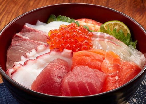 (ヽ´ん`)「魚市場に住んでるから、この海鮮丼が１０００円で食える」